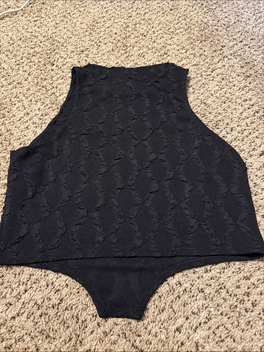 Textured Black Sleeveless crop - Picture 4 of 4